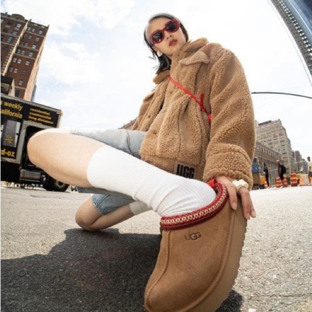 UGG Tazz Platform Tan Women’s Slippers size 8